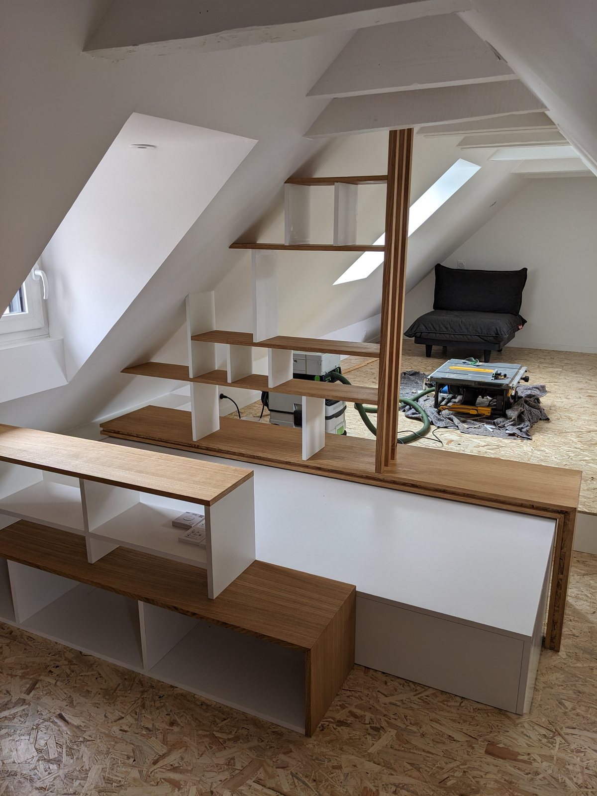 L’agencement et la porte coulissante intégrée, vus depuis l’escalier.