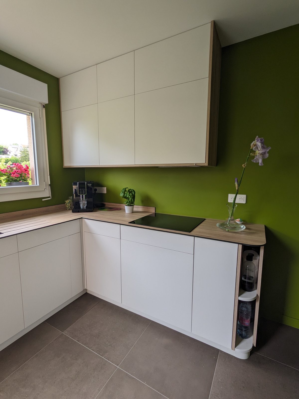La zone de cuisson, les rangements hauts et la niche de bout.