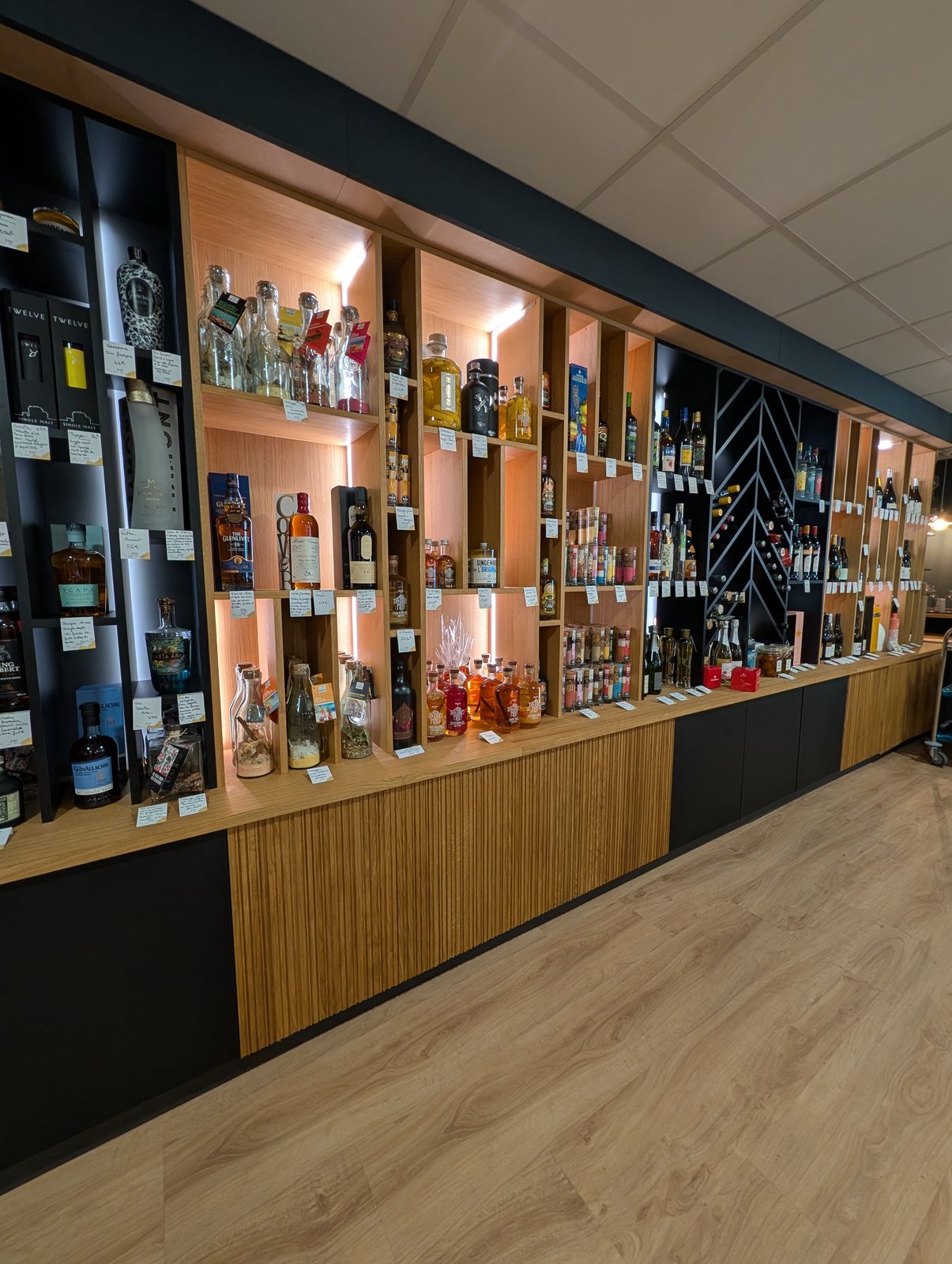 Mobilier et éclairage intégré du magasin Les Comptoirs de l’Aubrac