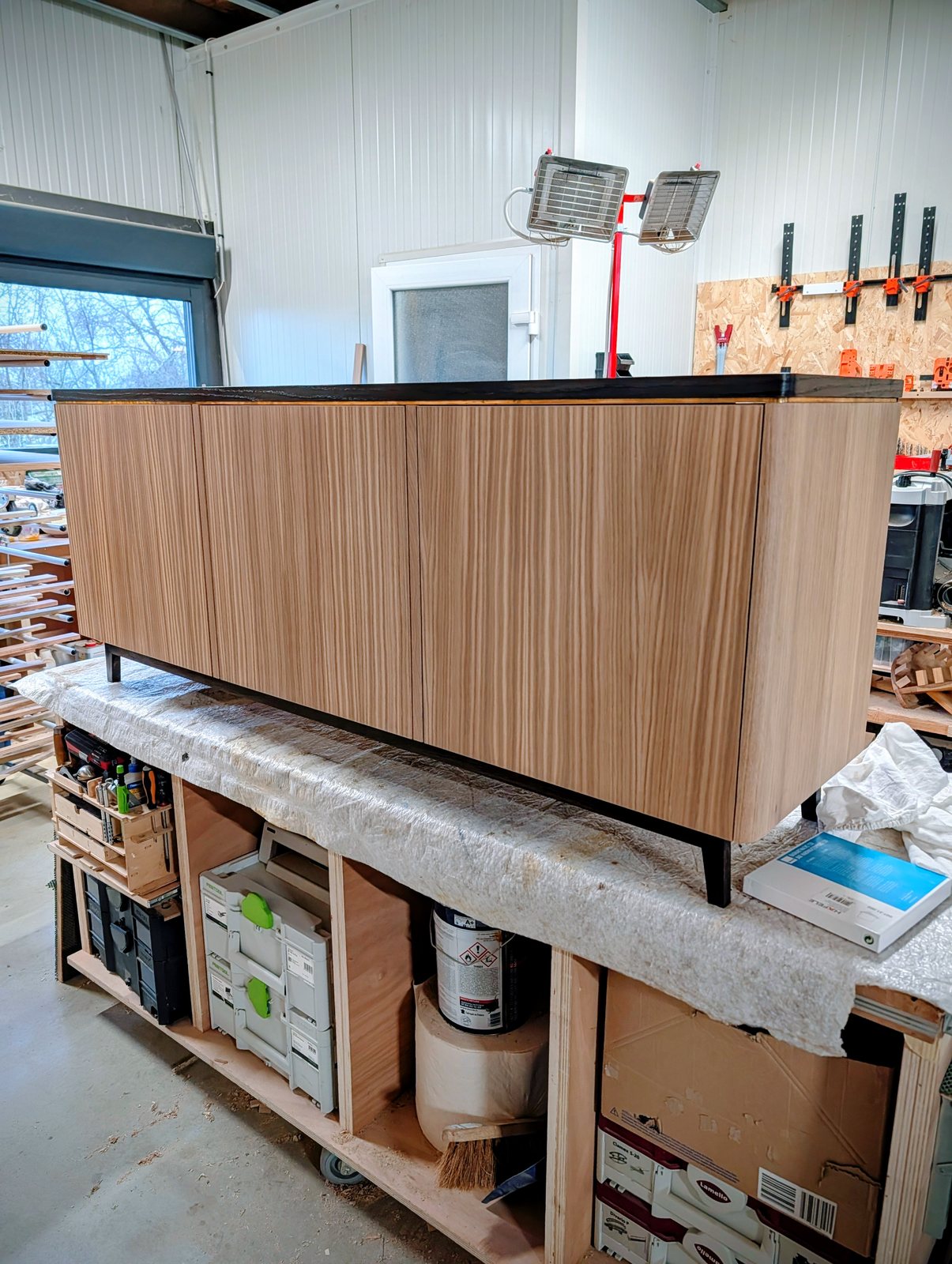 Le meuble assemblé à l’atelier avant son installation.