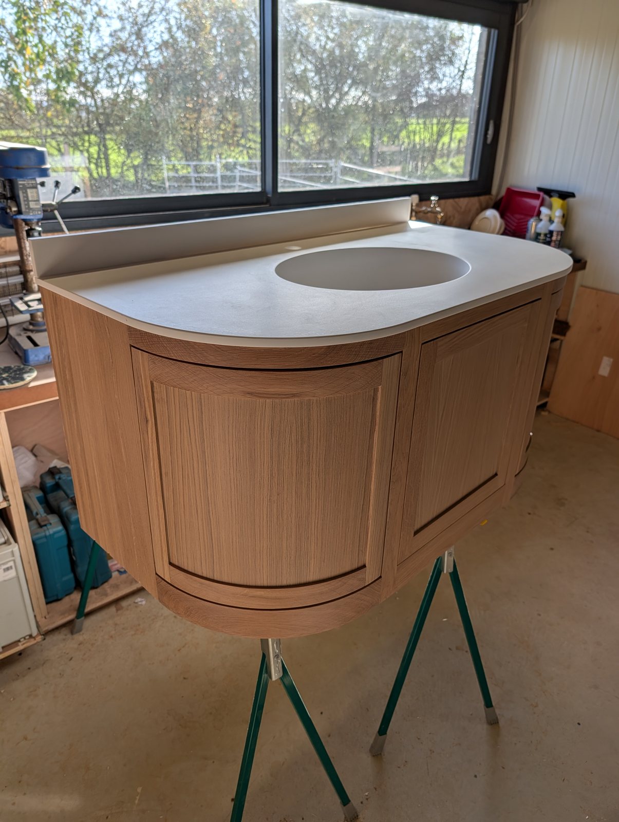 Le plan vasque et le meuble réunis à l’atelier avant la pose.