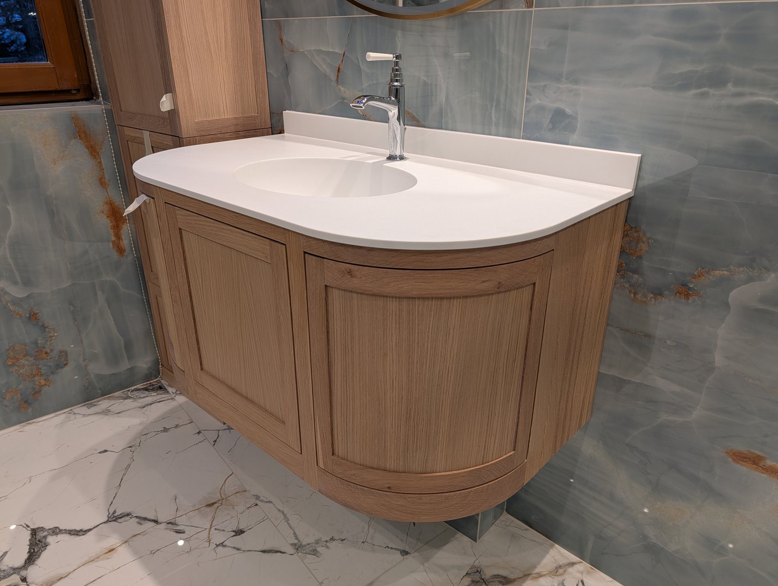 Détail du meuble vasque en chêne, avec façades courbes et finition Rubio Monocoat